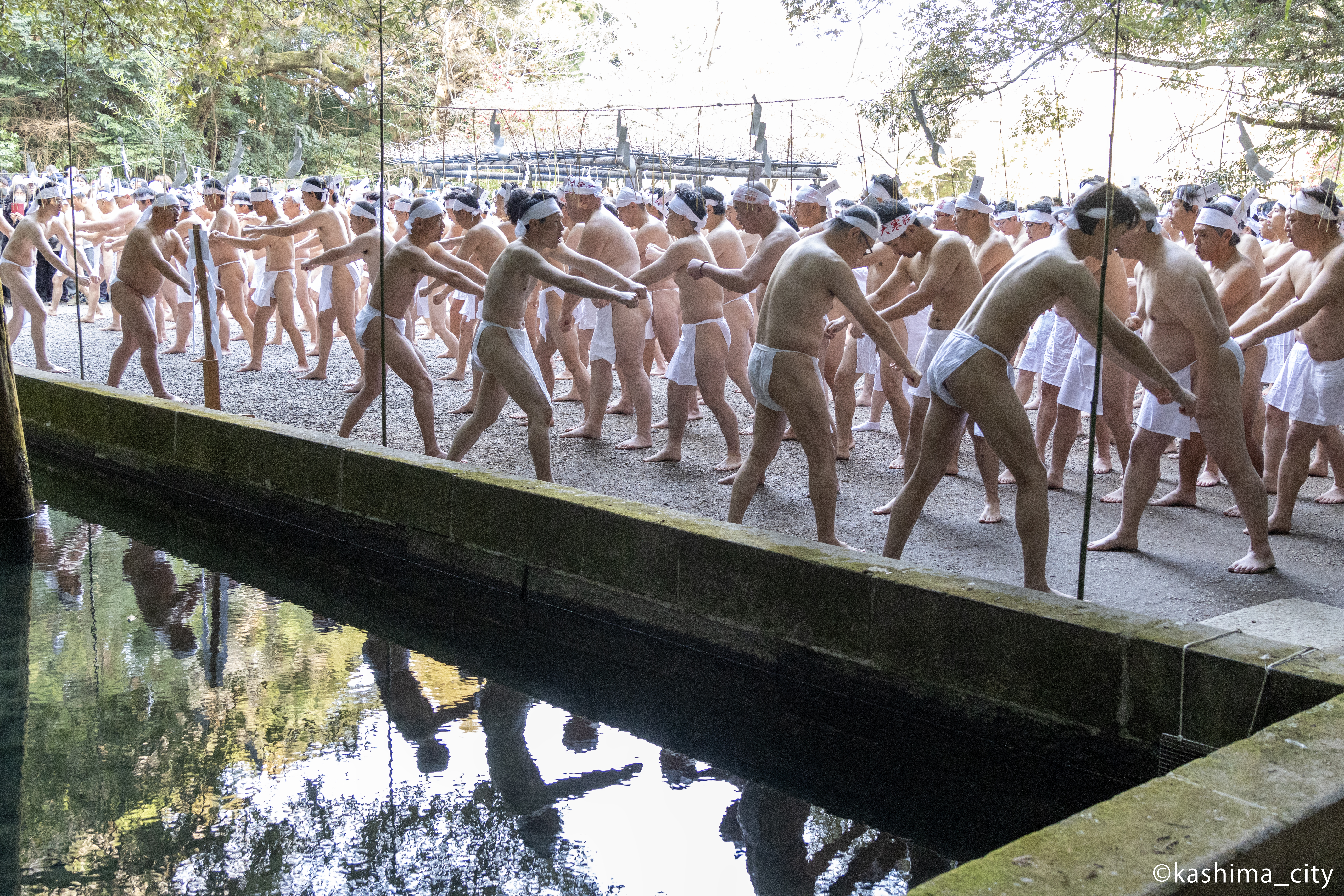 参加者全員で船をこぐ動作を行う様子