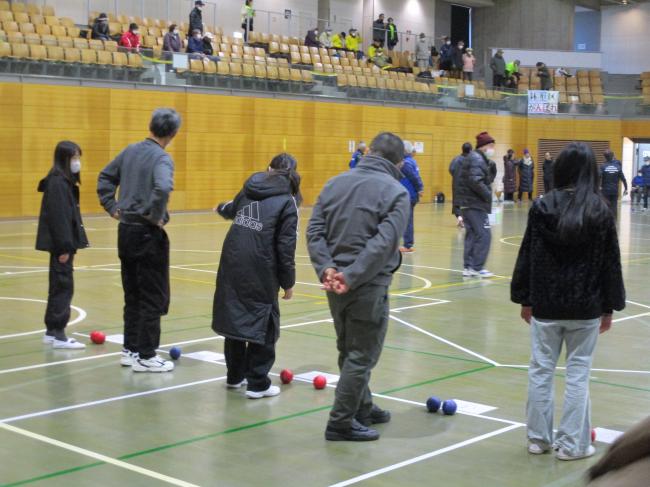 試合をする子ども達の様子。