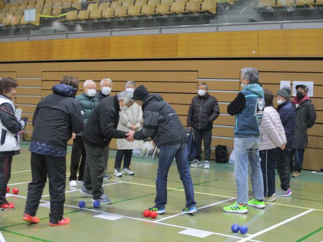試合終了後に対戦チームの方と握手をしている様子。