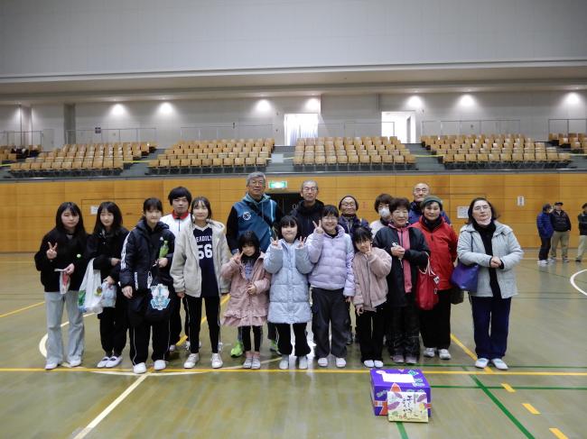 4チームの集合写真。