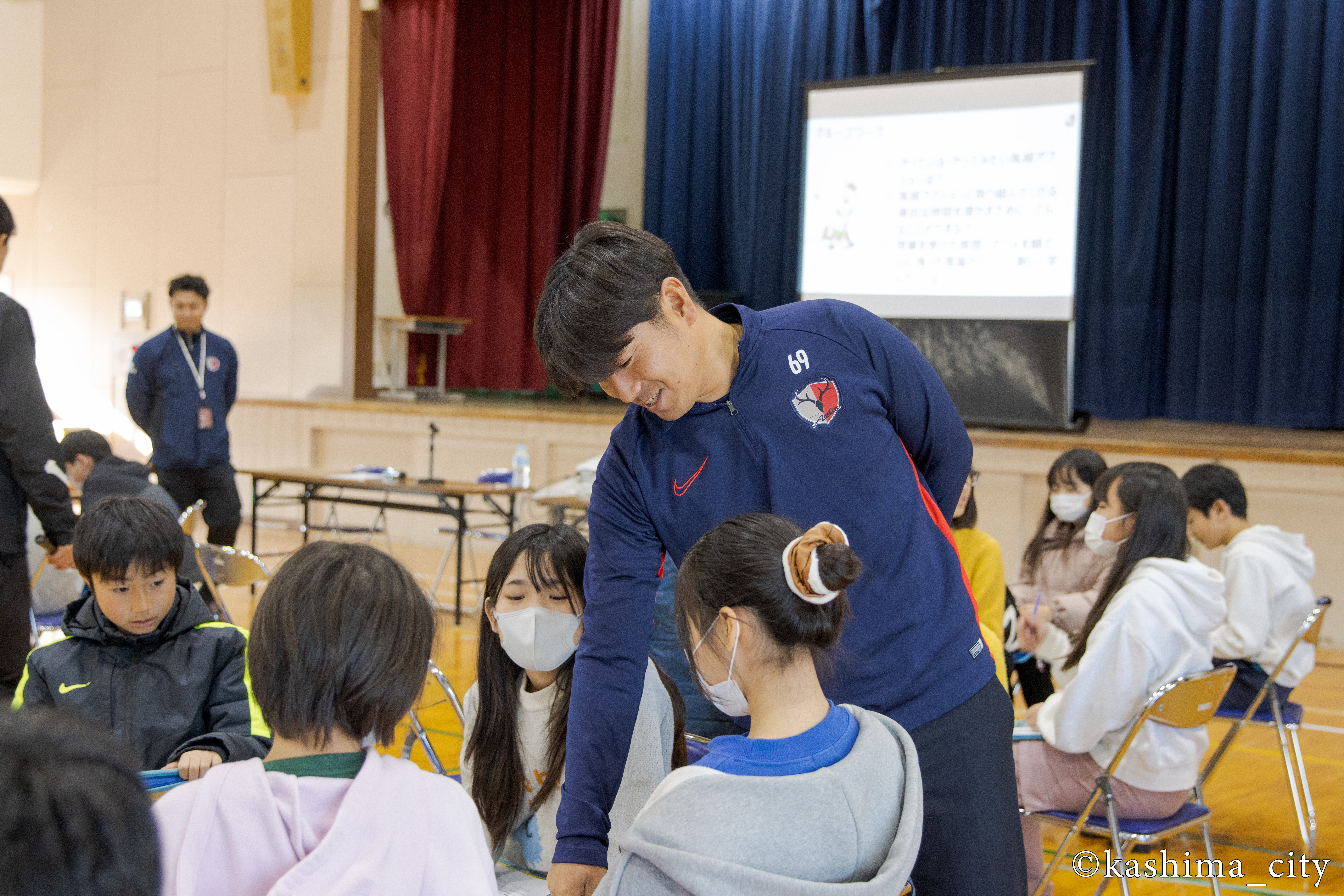 グループワークをする児童たちと遠藤さん