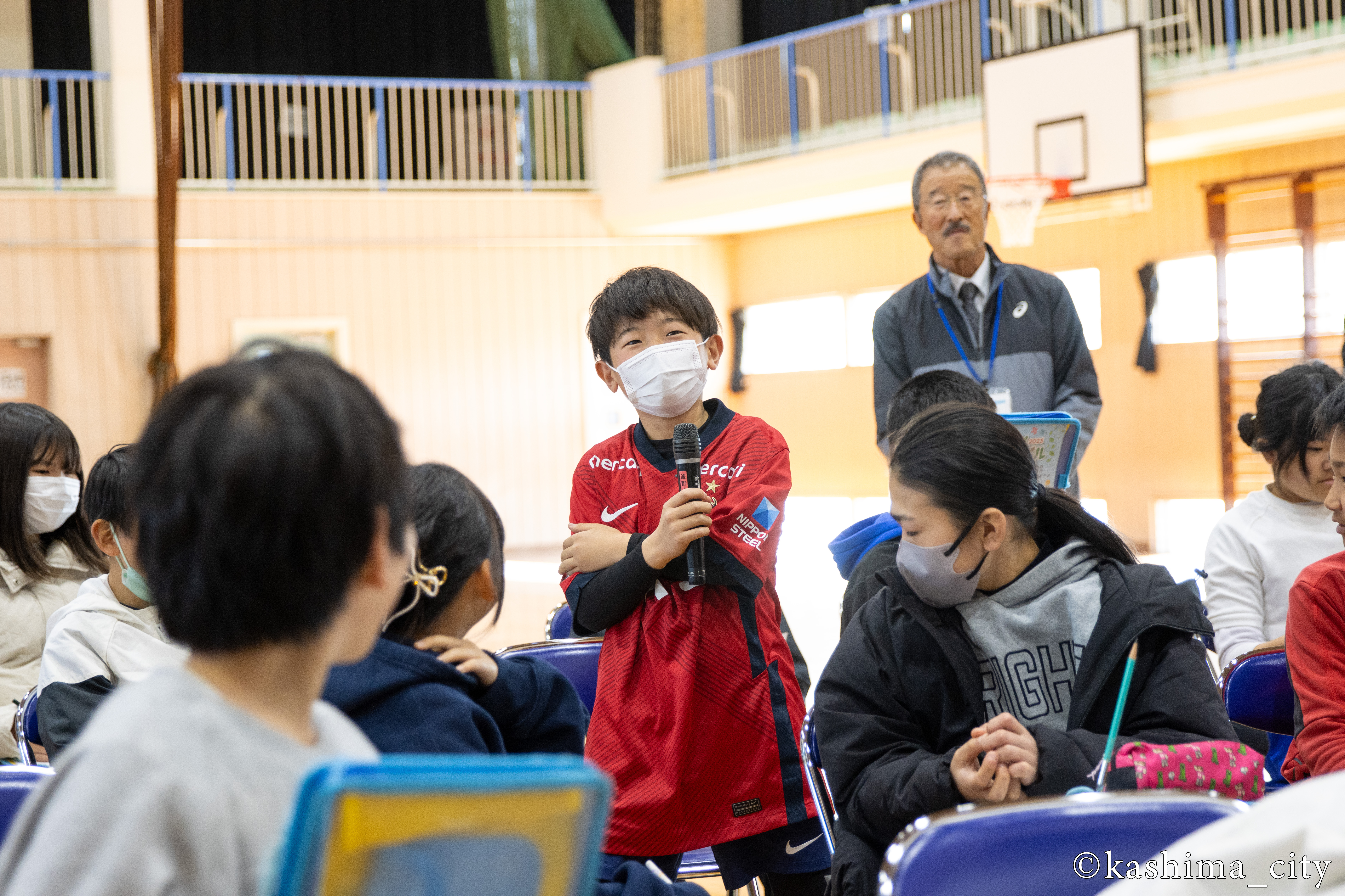 自分の考えを発表する男子児童