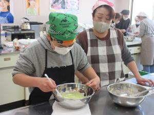 ロールケーキの生地を混ぜる