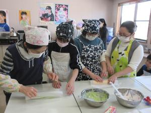 巻いてロールケーキにします