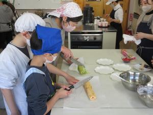 ケーキをカット