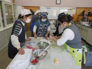 ケーキにクリームといちごで飾り付け