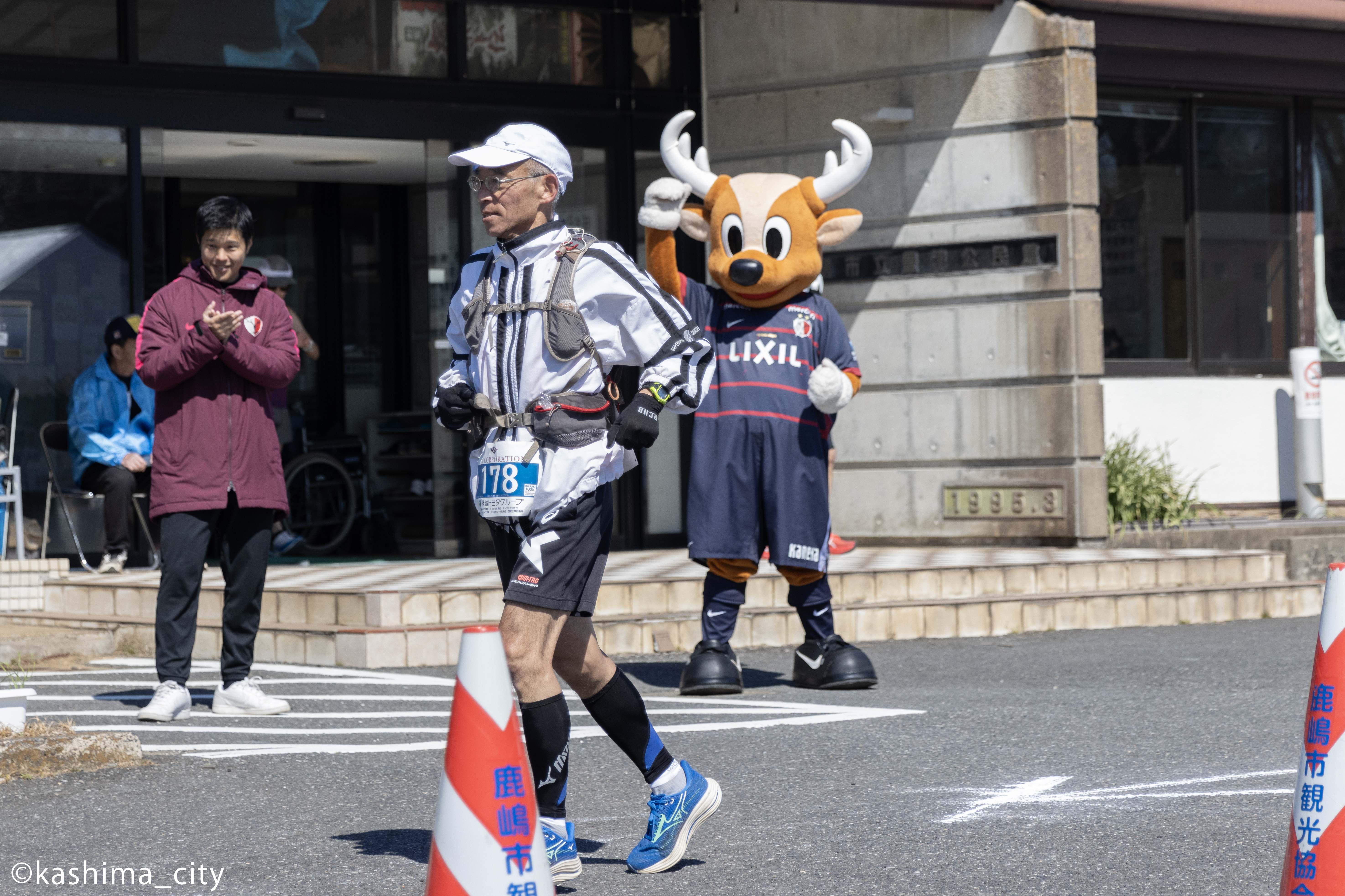 ランナーを応援する「しかお」