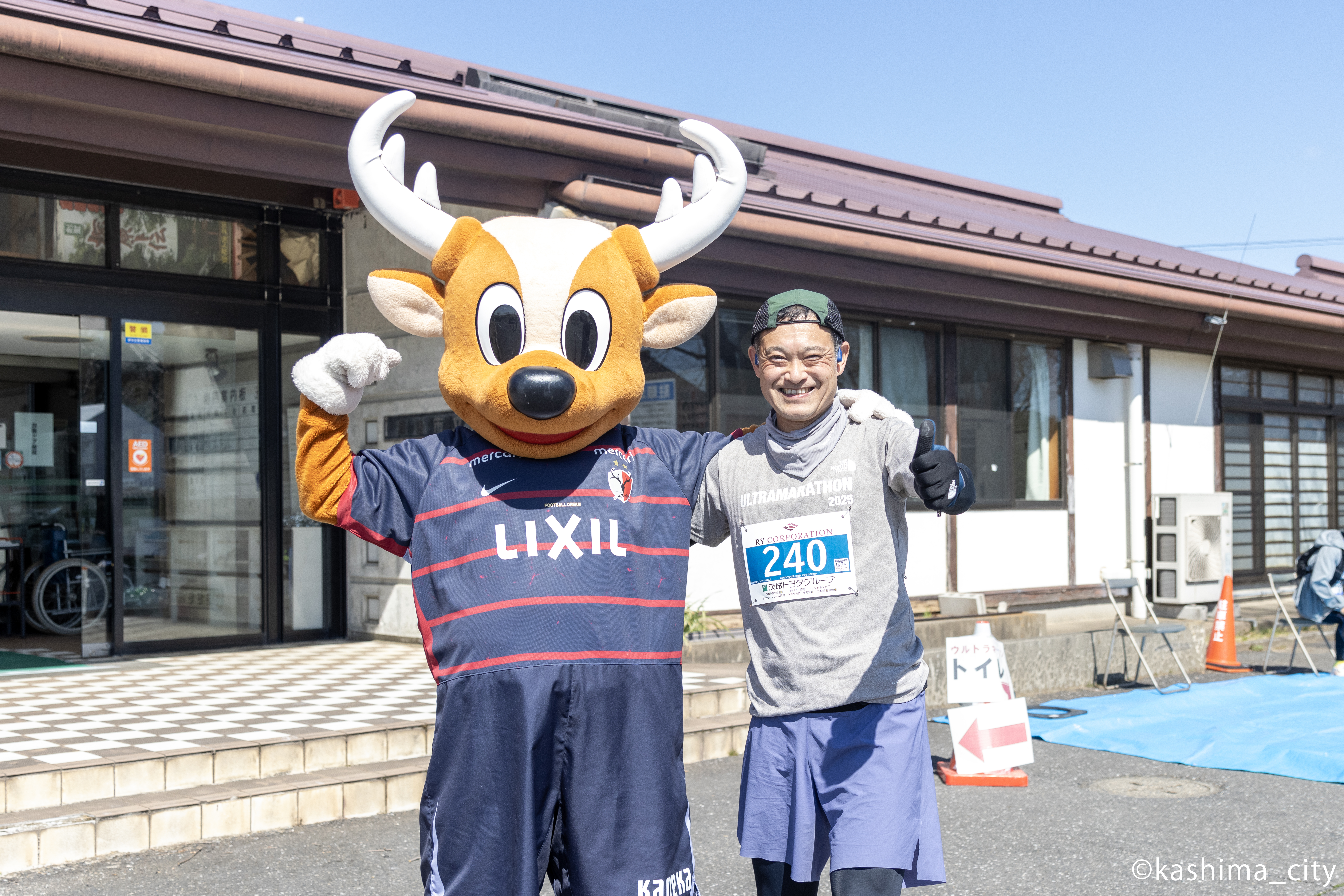 ランナーと記念撮影をする「しかお」