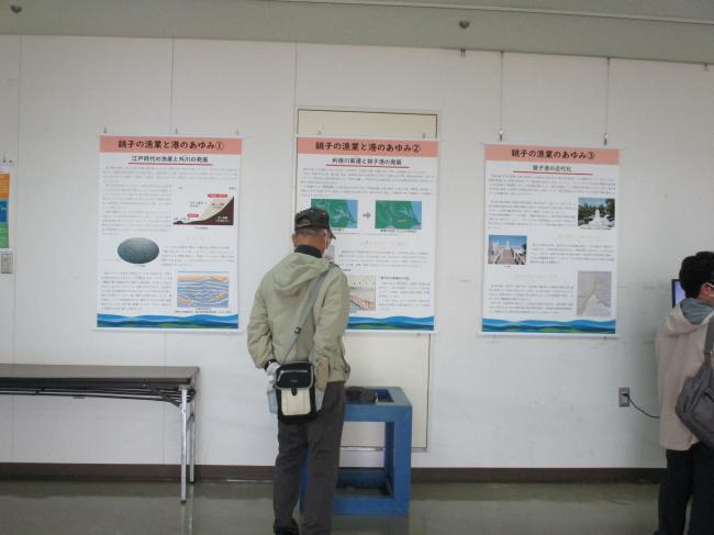 展示室見学の様子写真