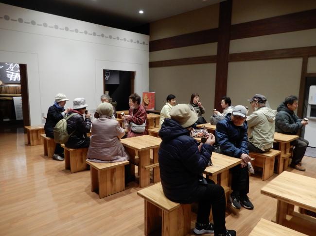 しょうゆアイスを堪能している写真