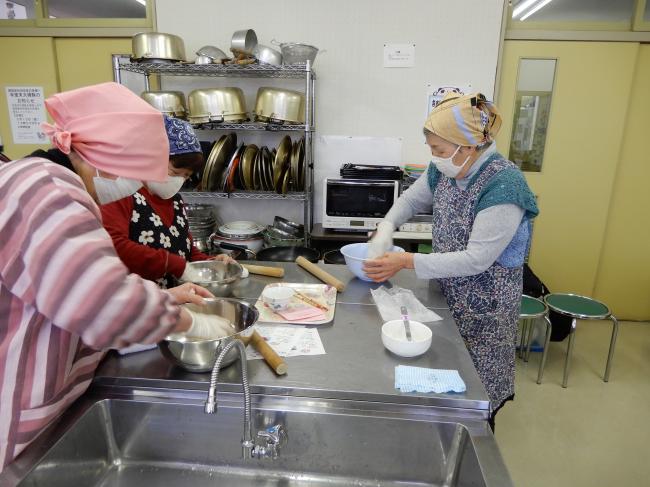 こねている写真2