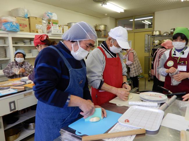 生地を伸ばしている写真1