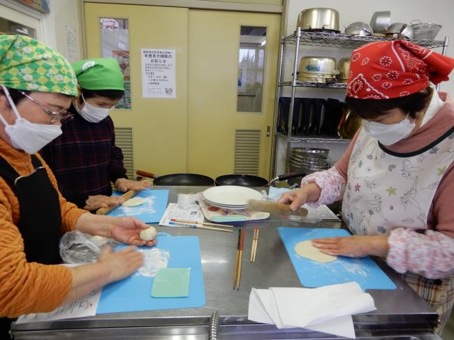 生地を伸ばしている写真2