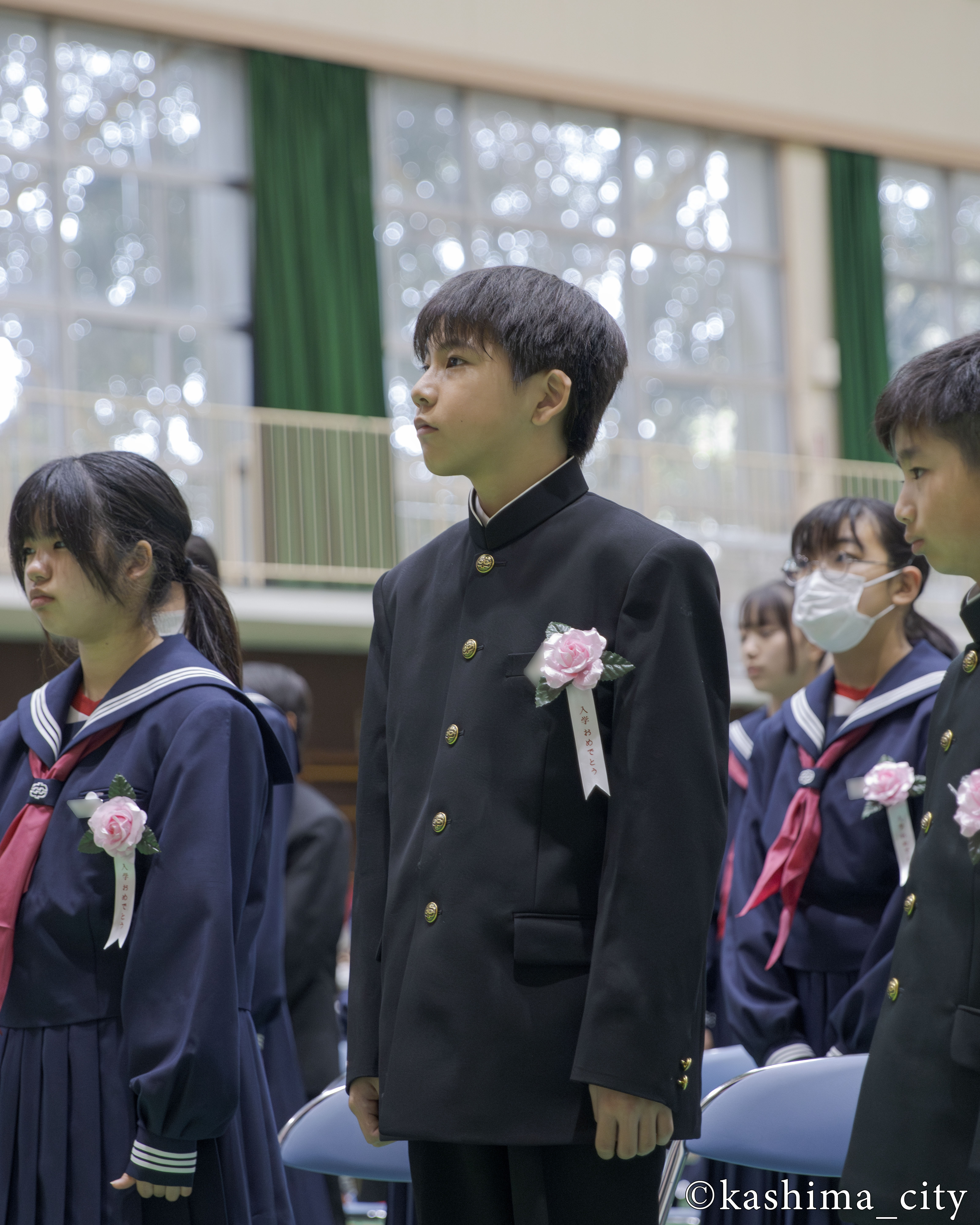 名前を呼ばれて起立する男子生徒