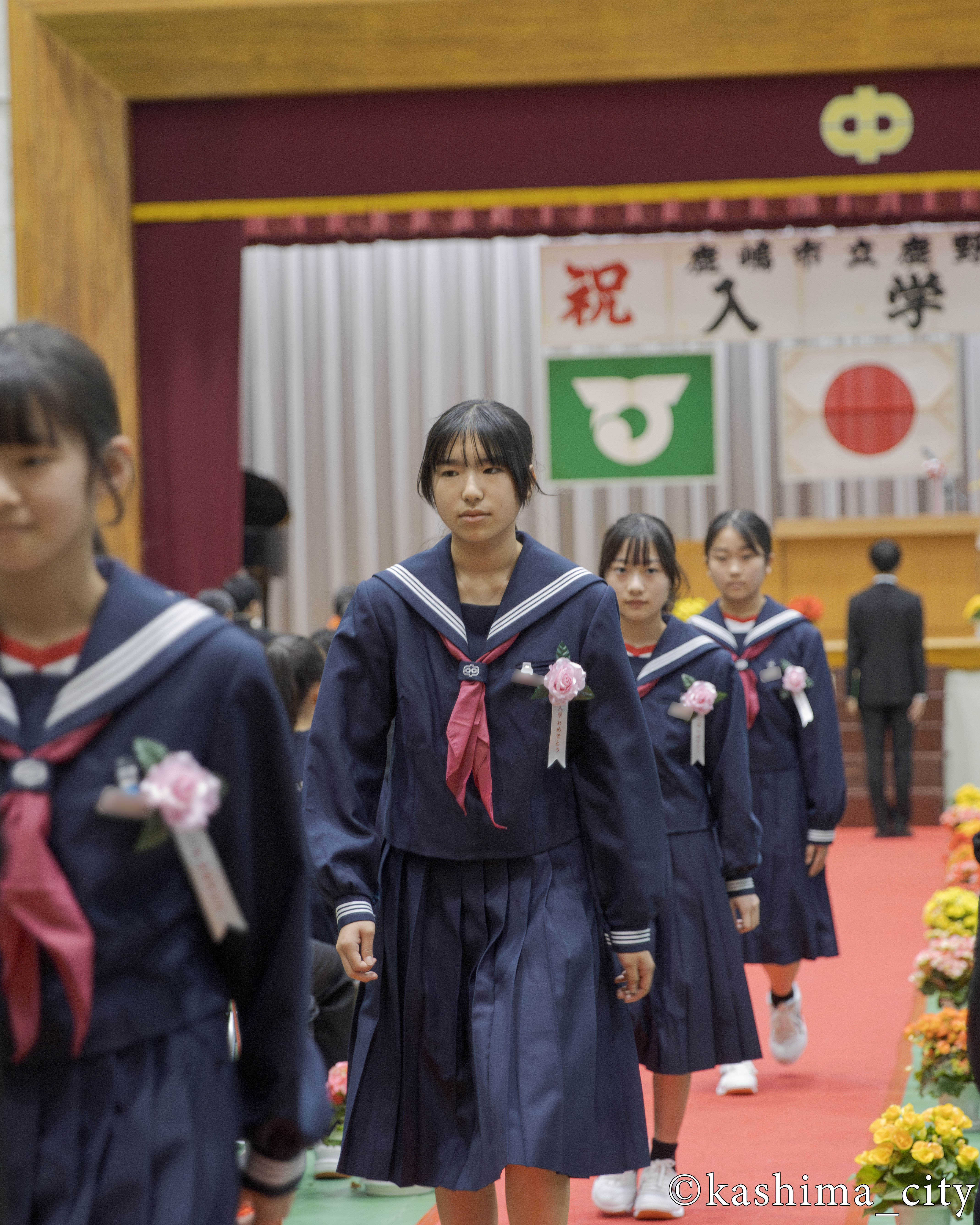 退場をする女子生徒