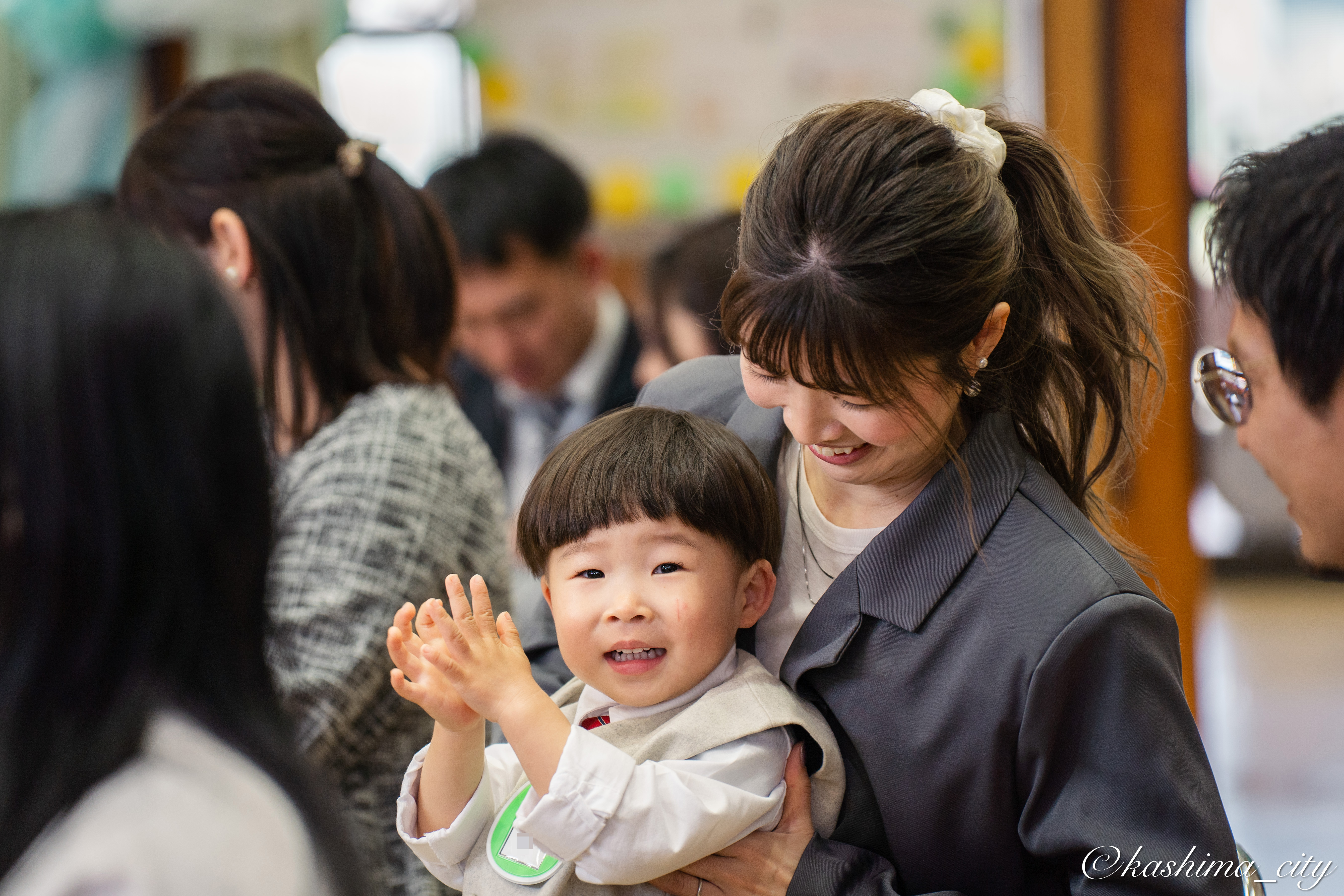 入園式で手遊び歌を楽しむ園児