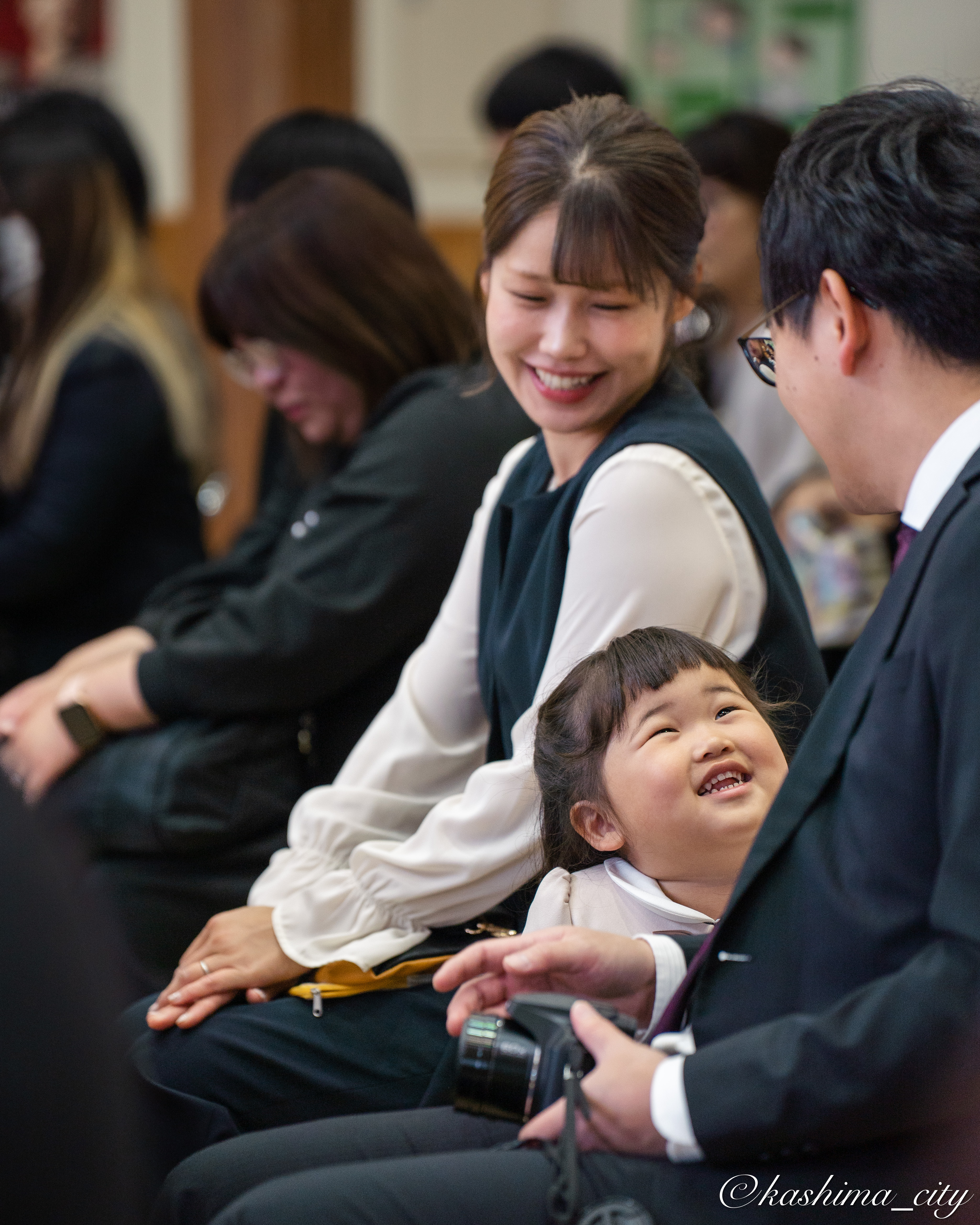 入園式に参加する親子