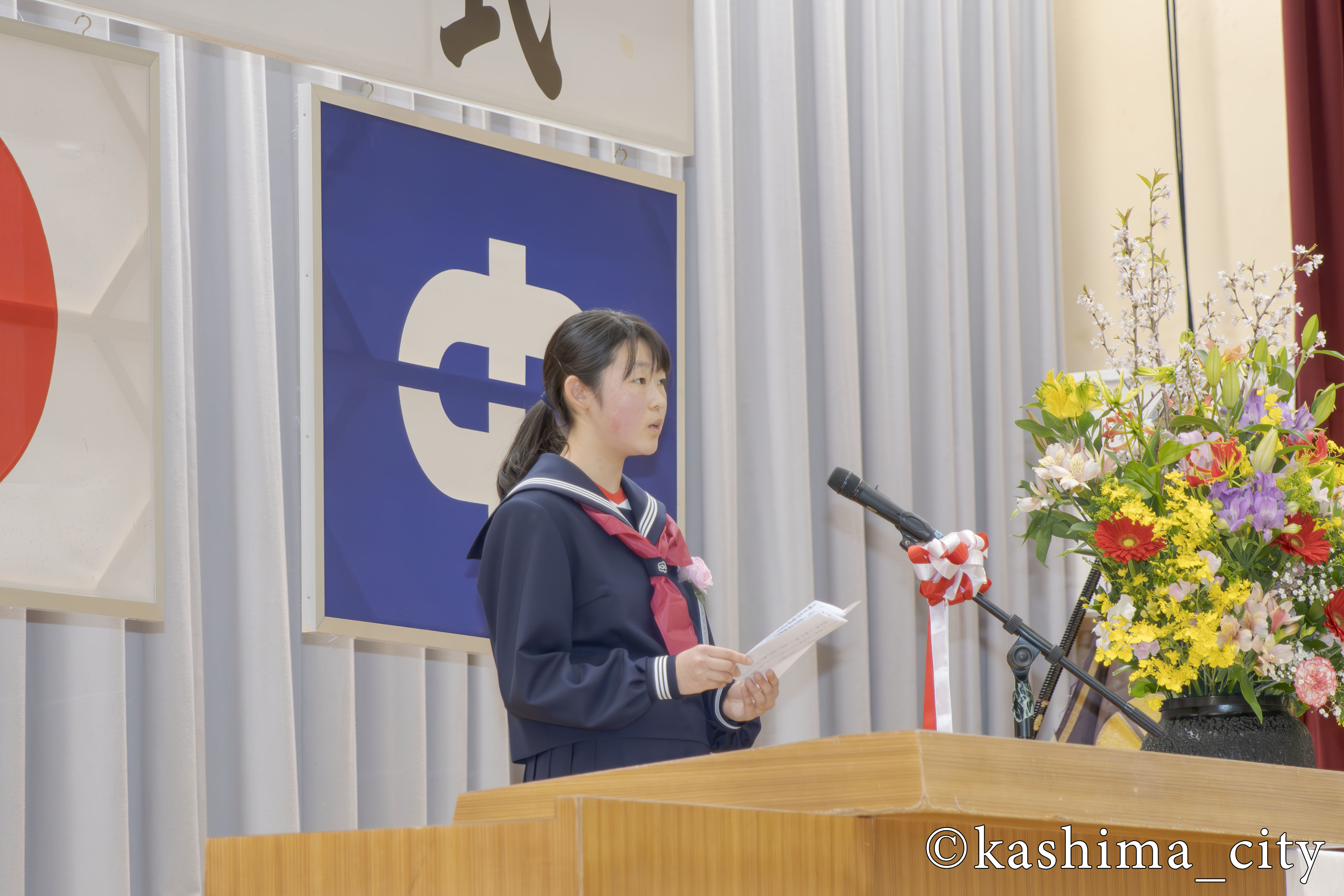 新入生代表挨拶をする女子生徒