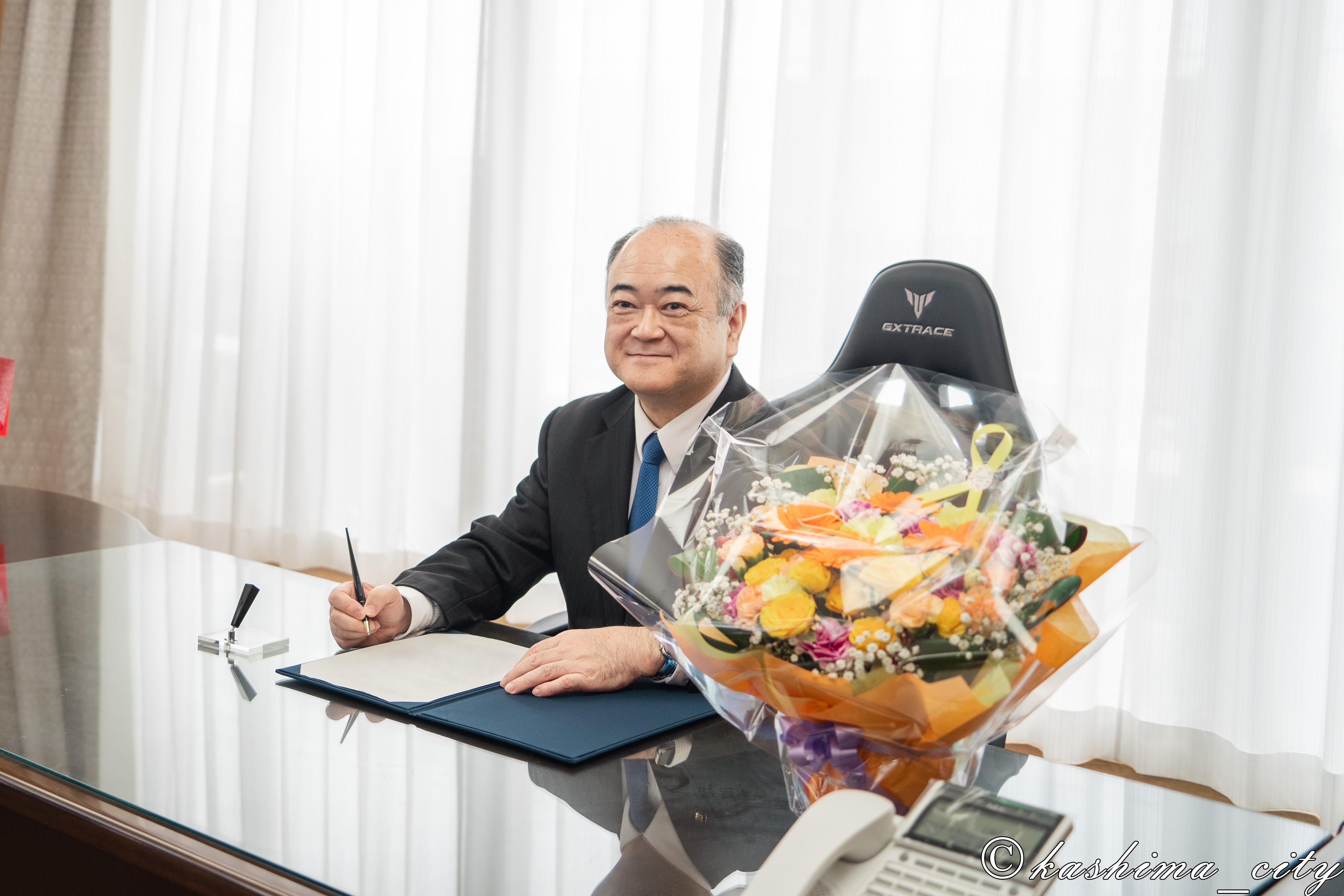 初登庁し、初決裁を行う田口市長