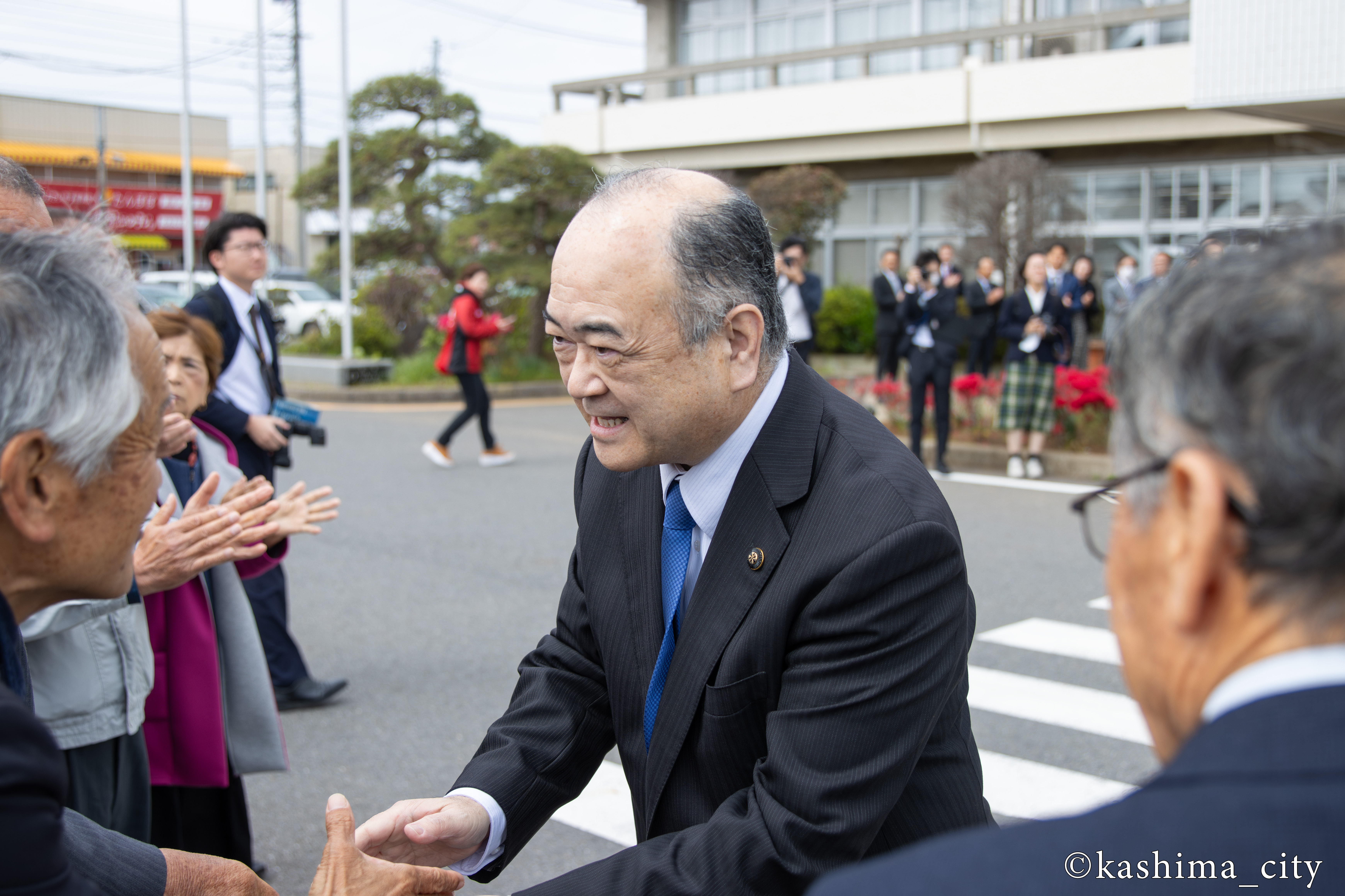 支援者や市民とあいさつを交わす田口市長