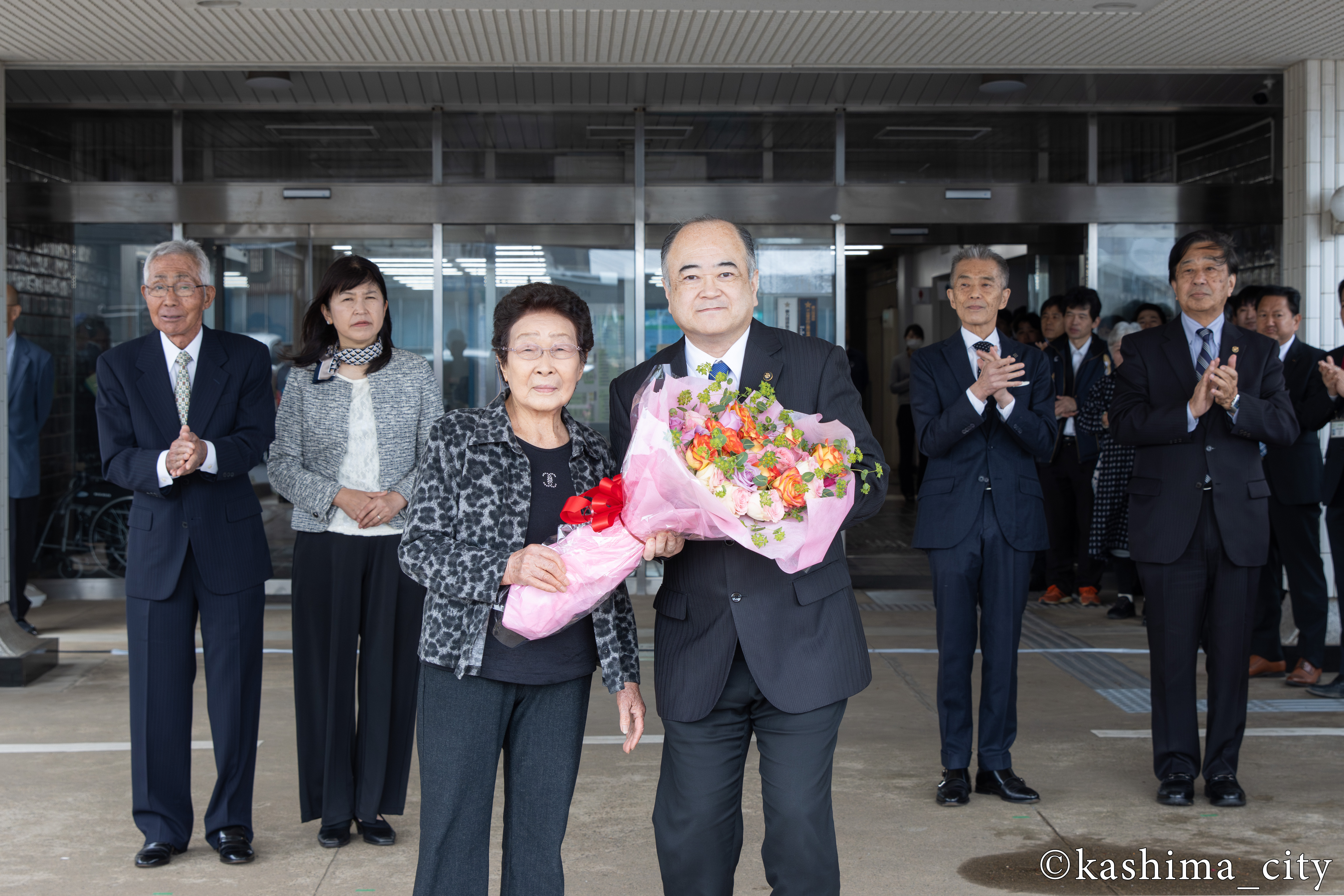市民による花束の贈呈