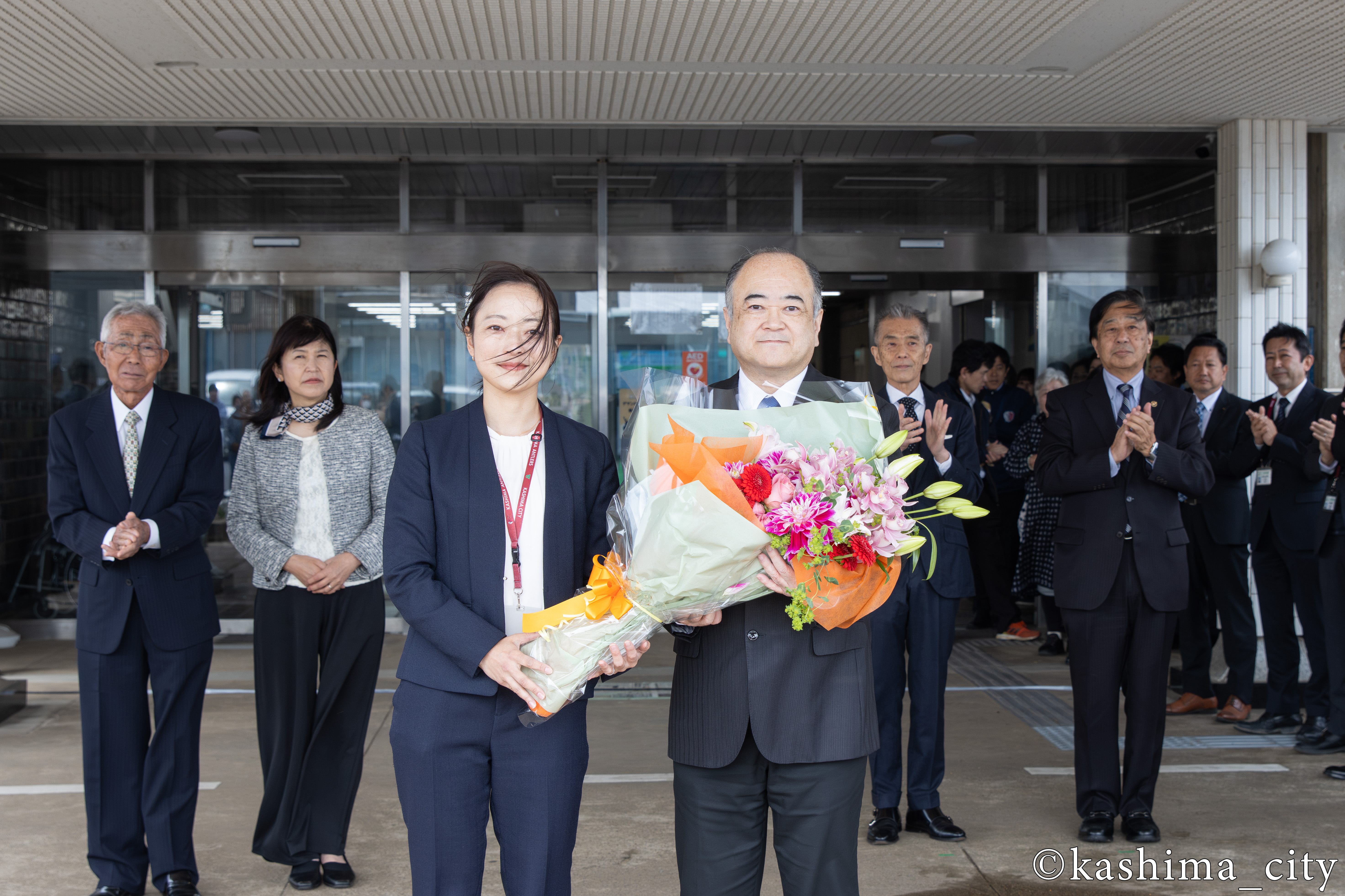 職員による花束の贈呈