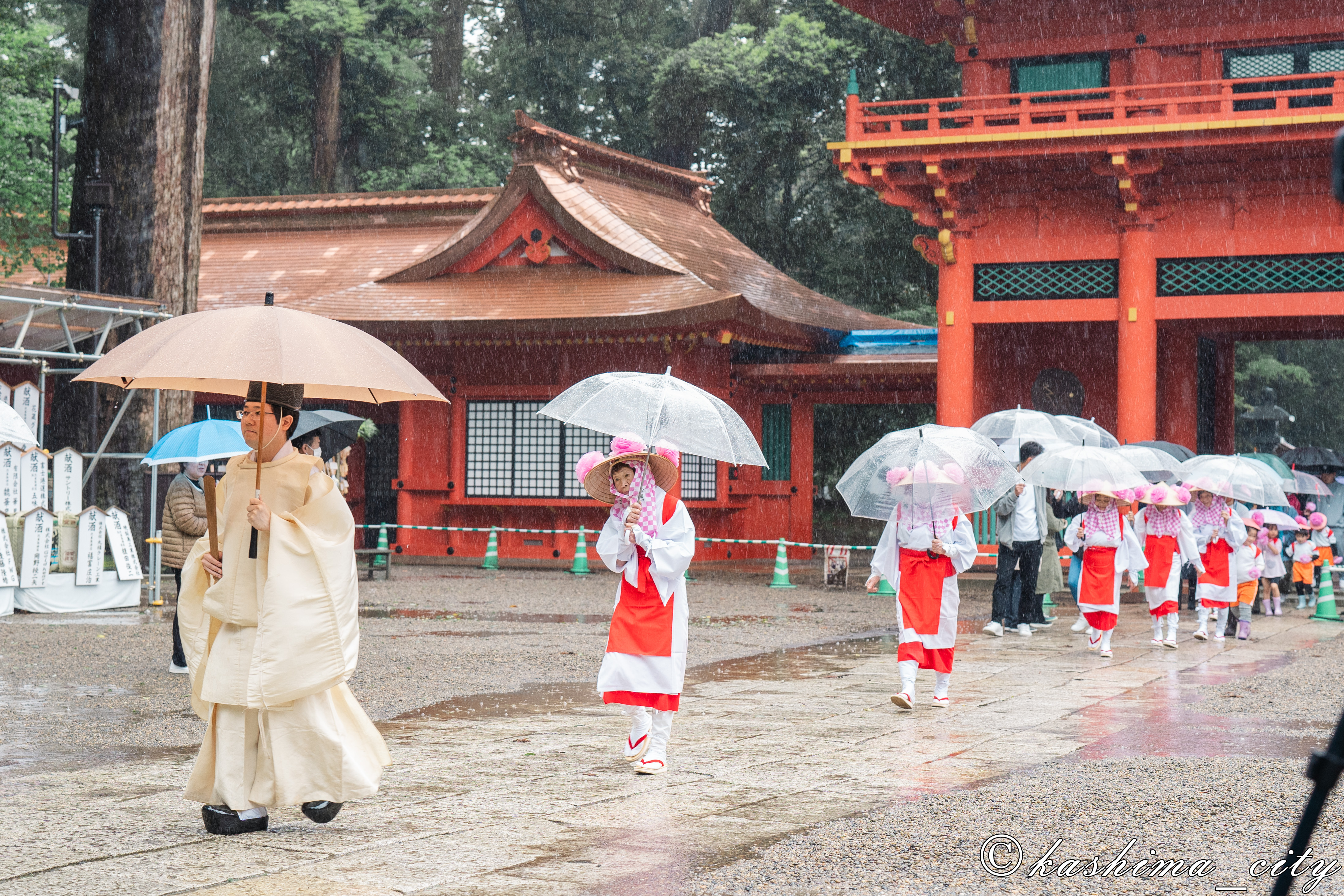 御田植祭　境内への入場の様子