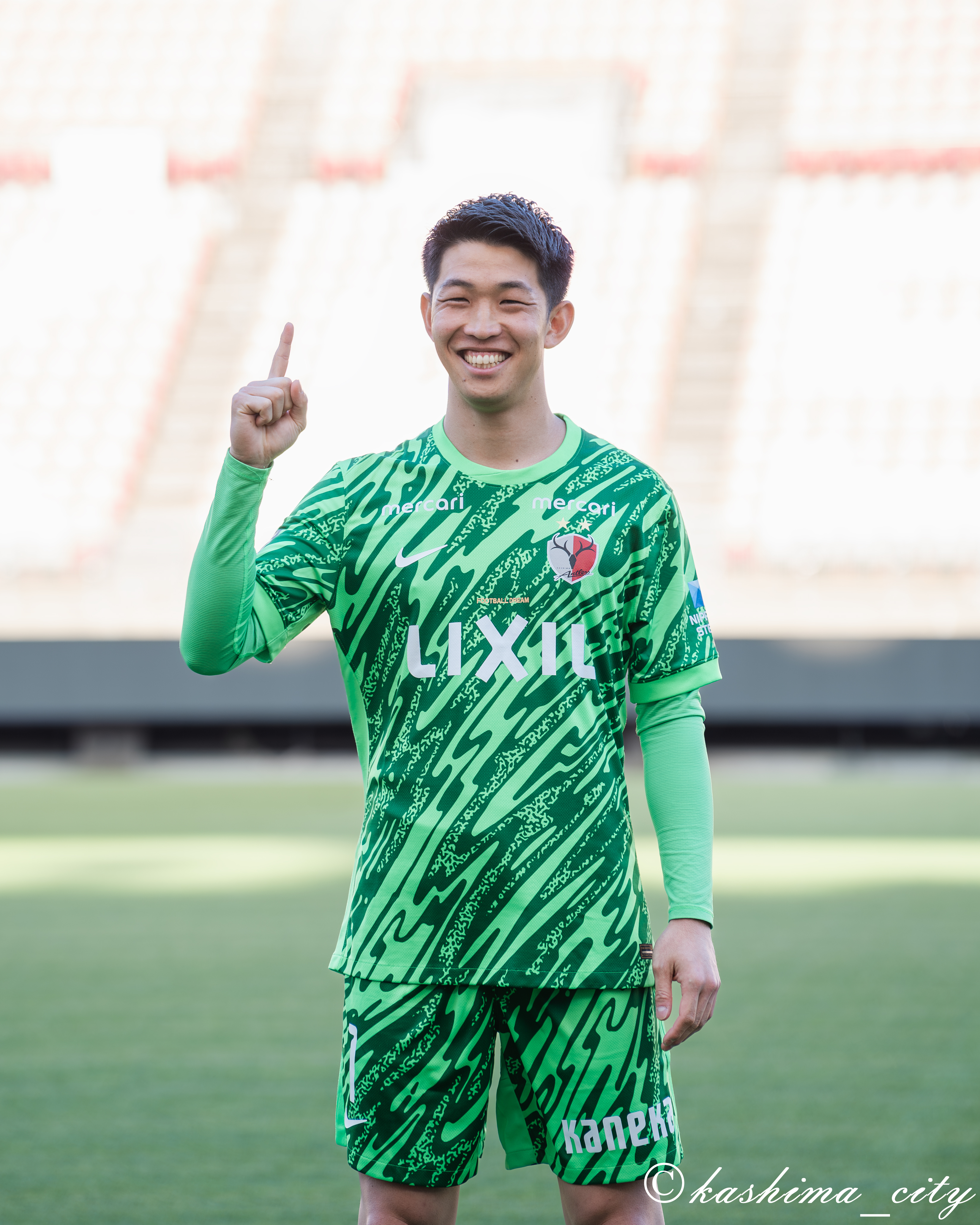 ピッチで写真を撮る早川選手
