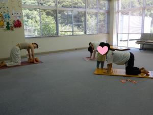 背中をほぐすヨガのポーズの写真