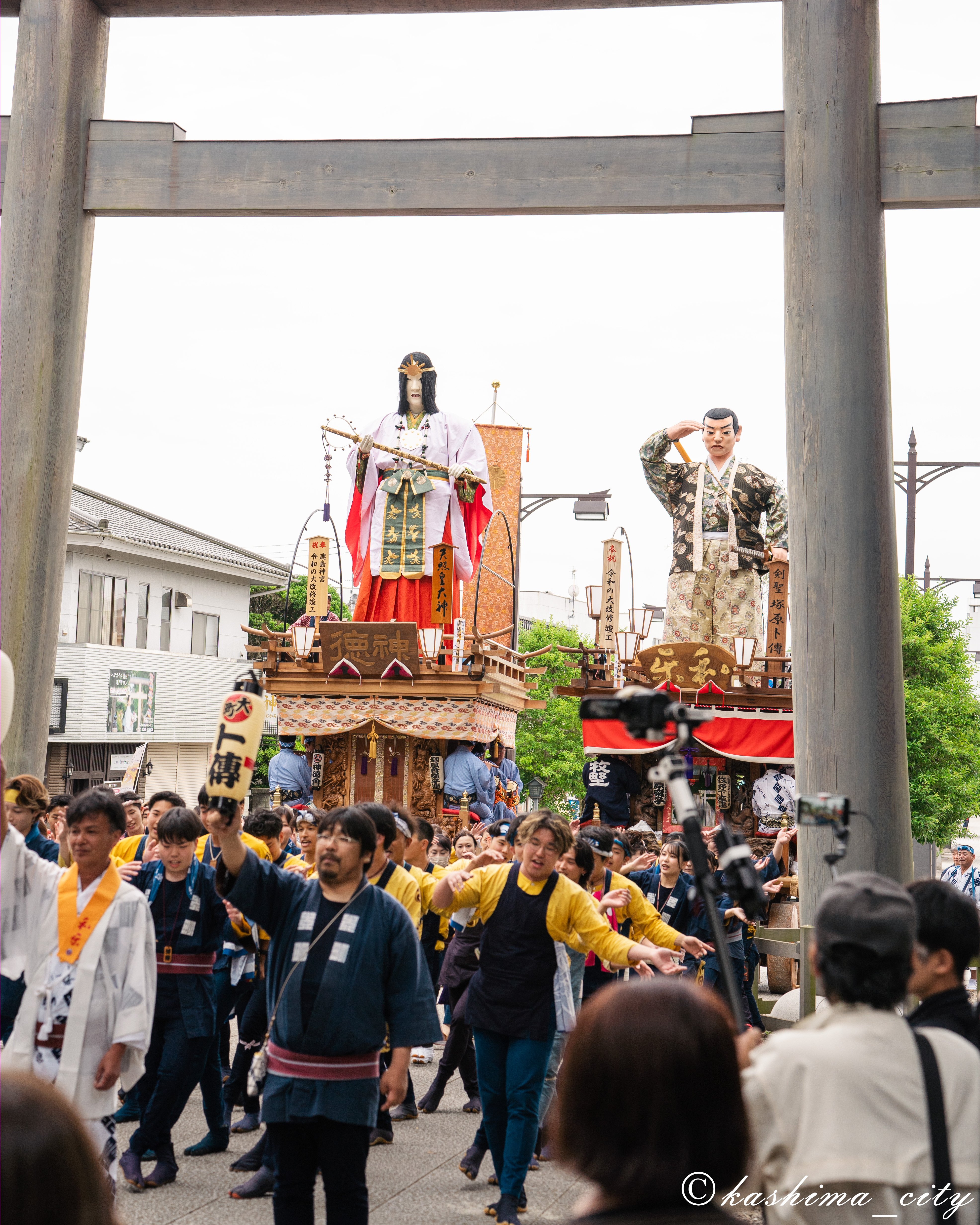 大鳥居前での踊りの様子