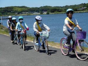 行方側を走る。