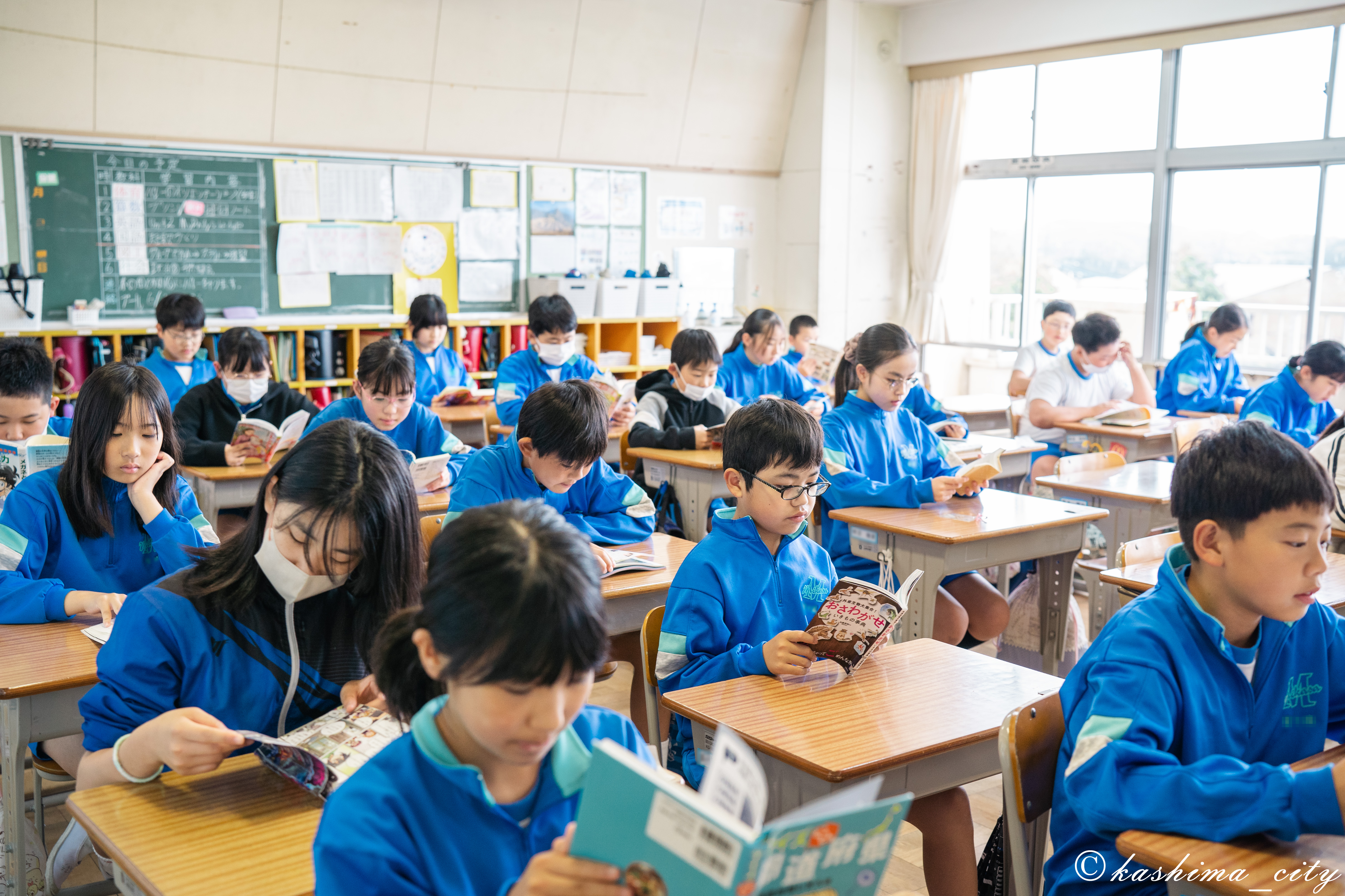 朝の読書タイムに取り組む児童たち