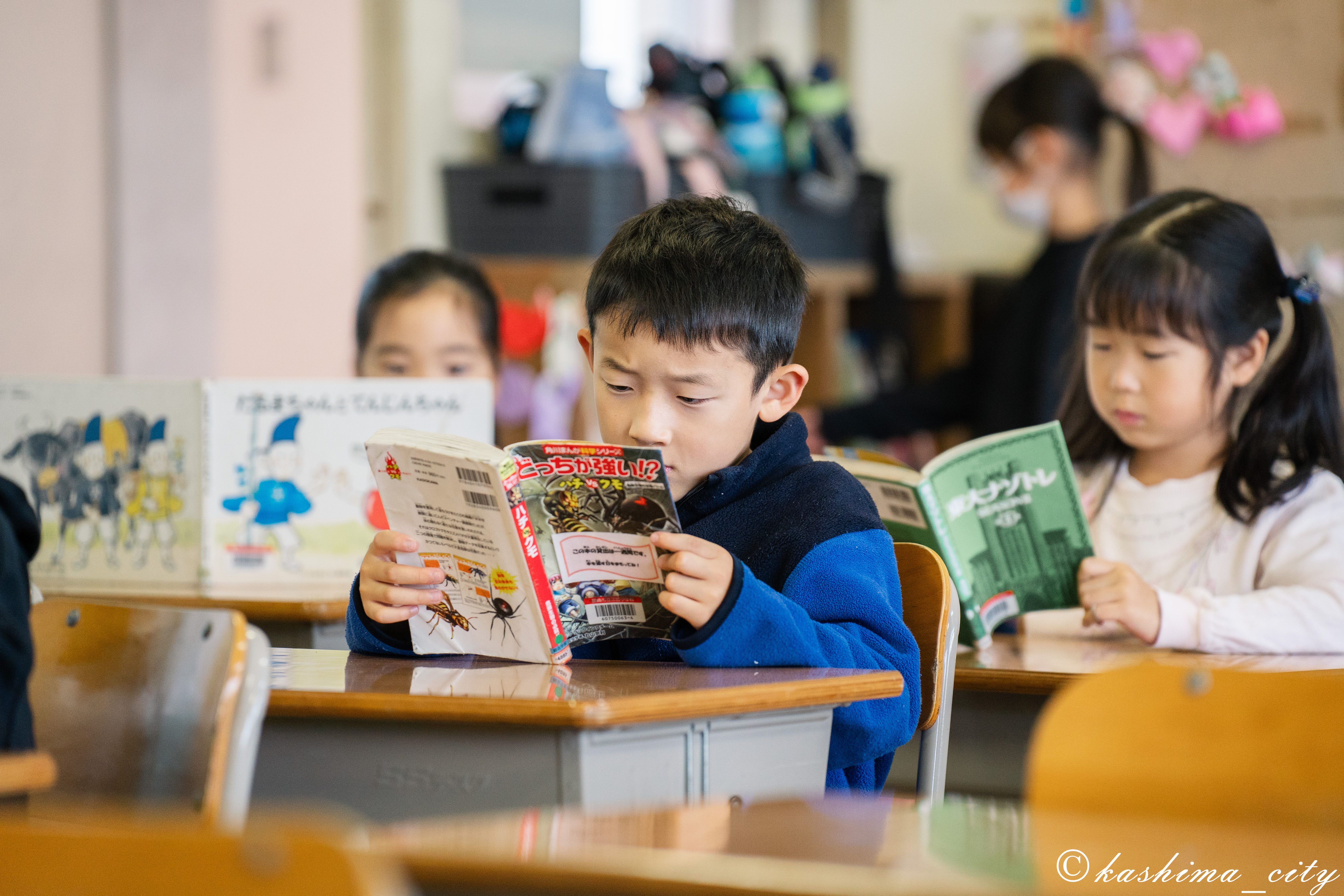 朝の読書タイムに取り組む児童たち