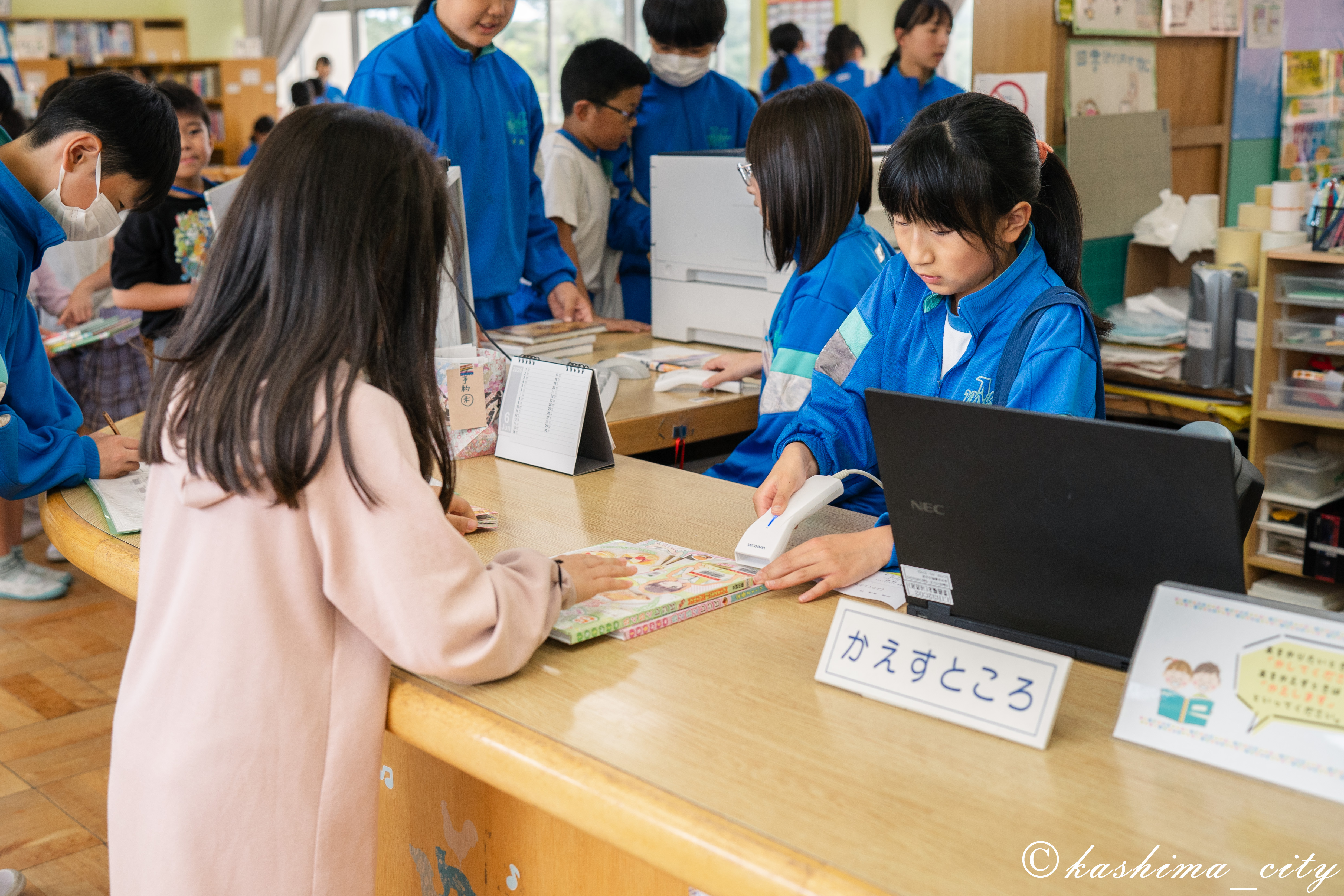 昼休みの本の貸し出しの様子