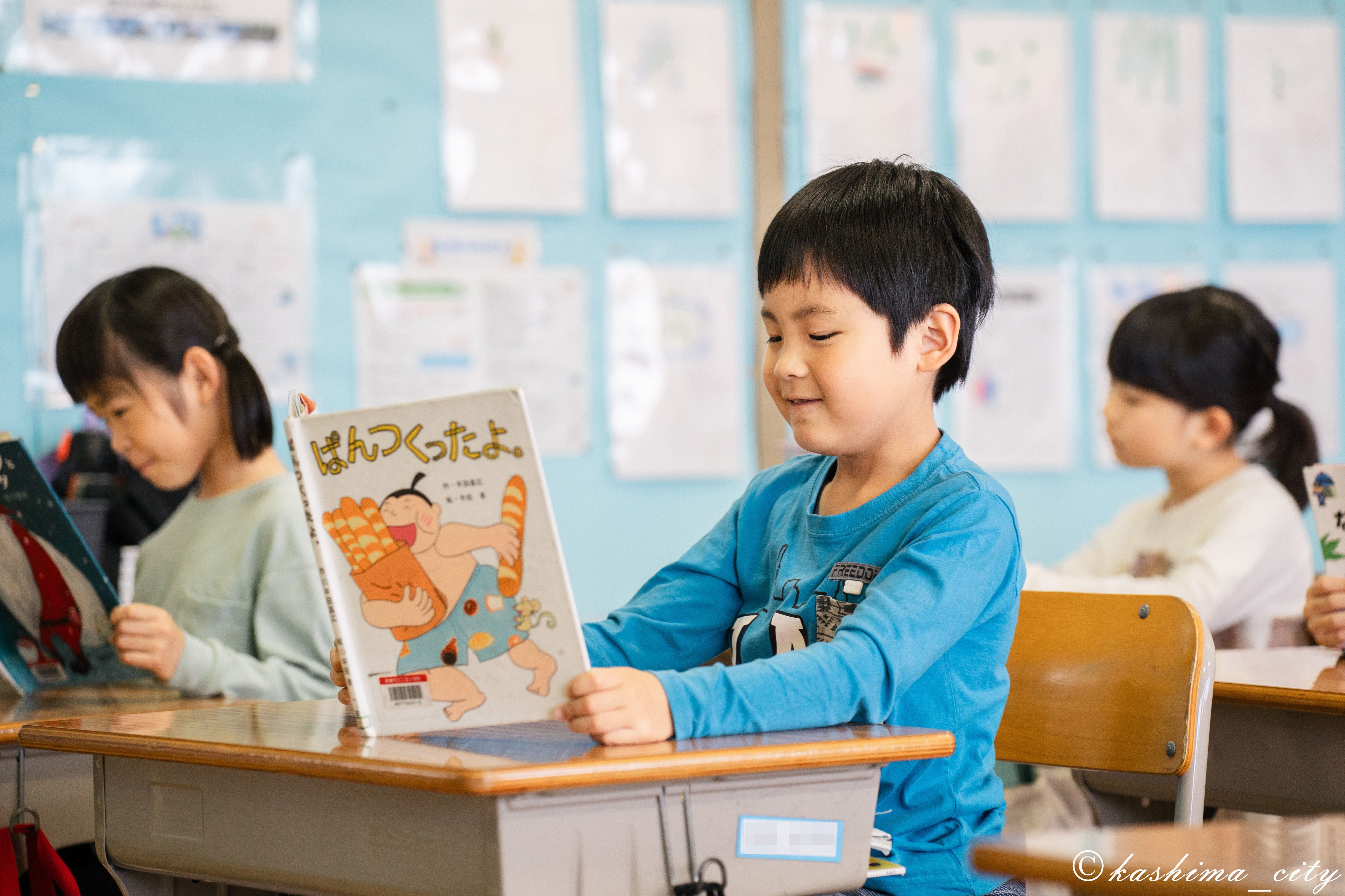 朝の読書タイムに取り組む児童たち