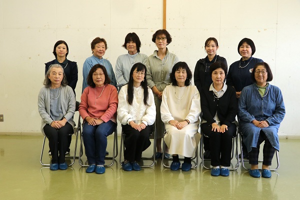 ネックレスを身に着け、みんなで集合写真