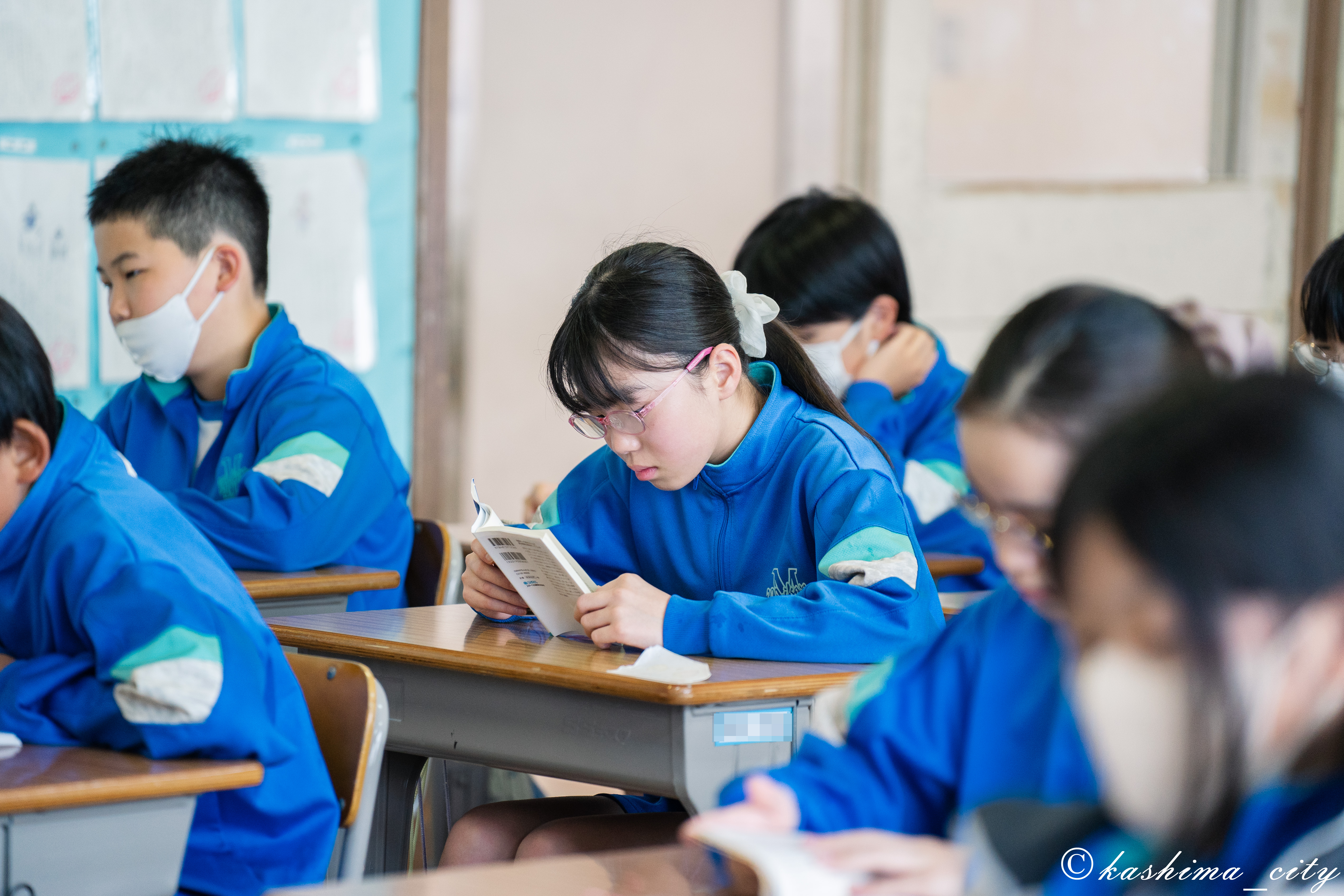 朝の読書タイムに取り組む児童たち