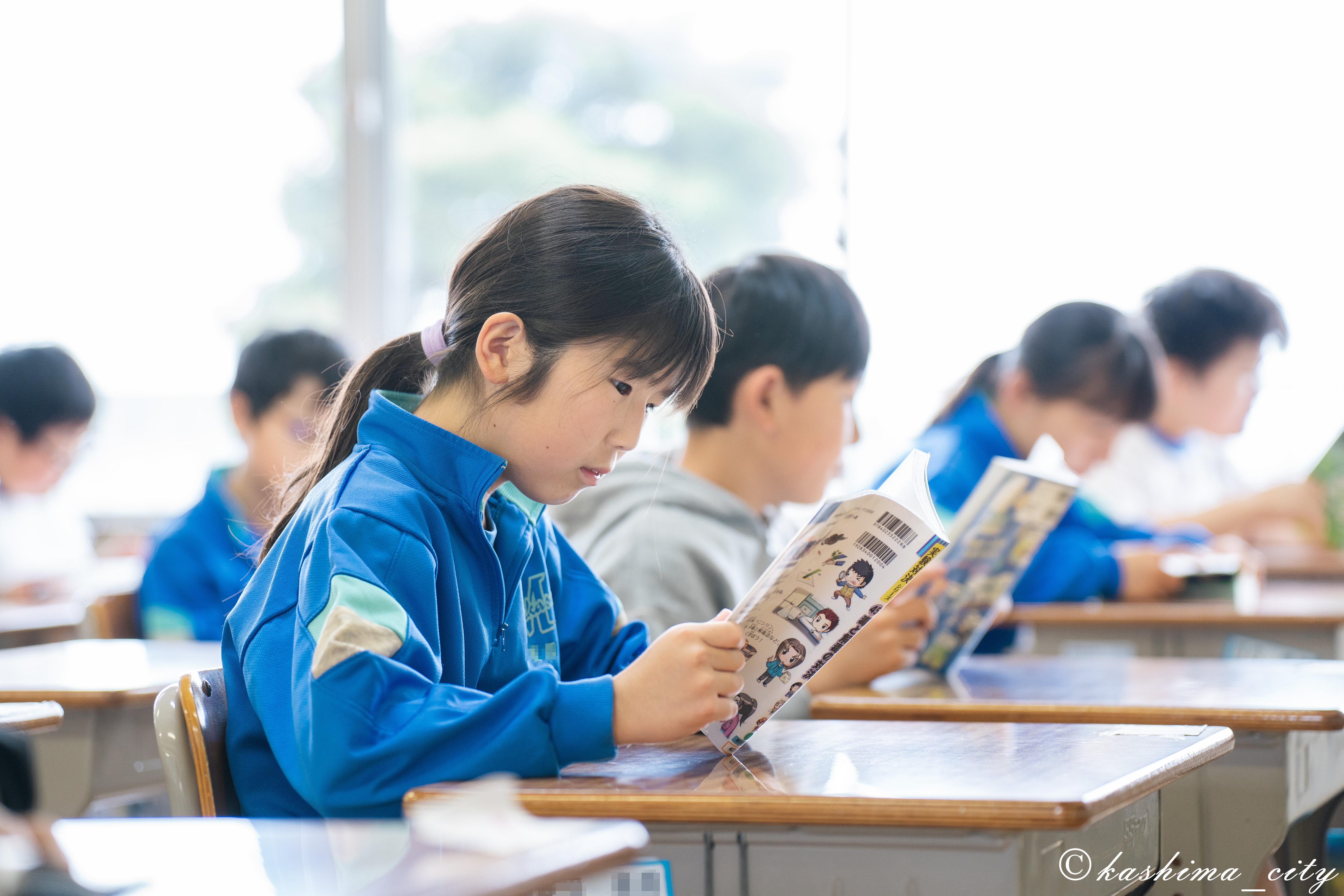 朝の読書タイムに取り組む児童たち