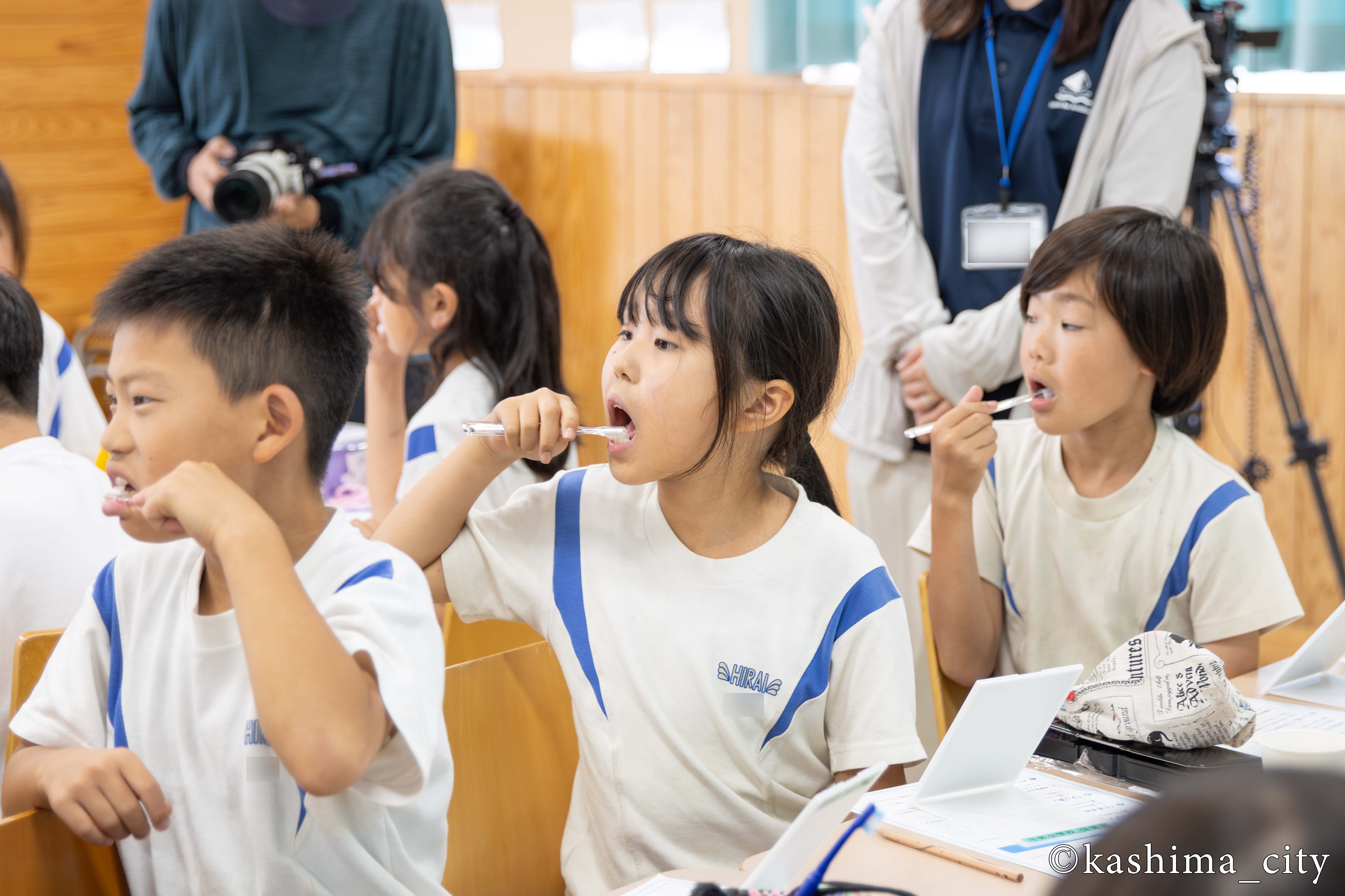 歯磨きを実践する女子児童