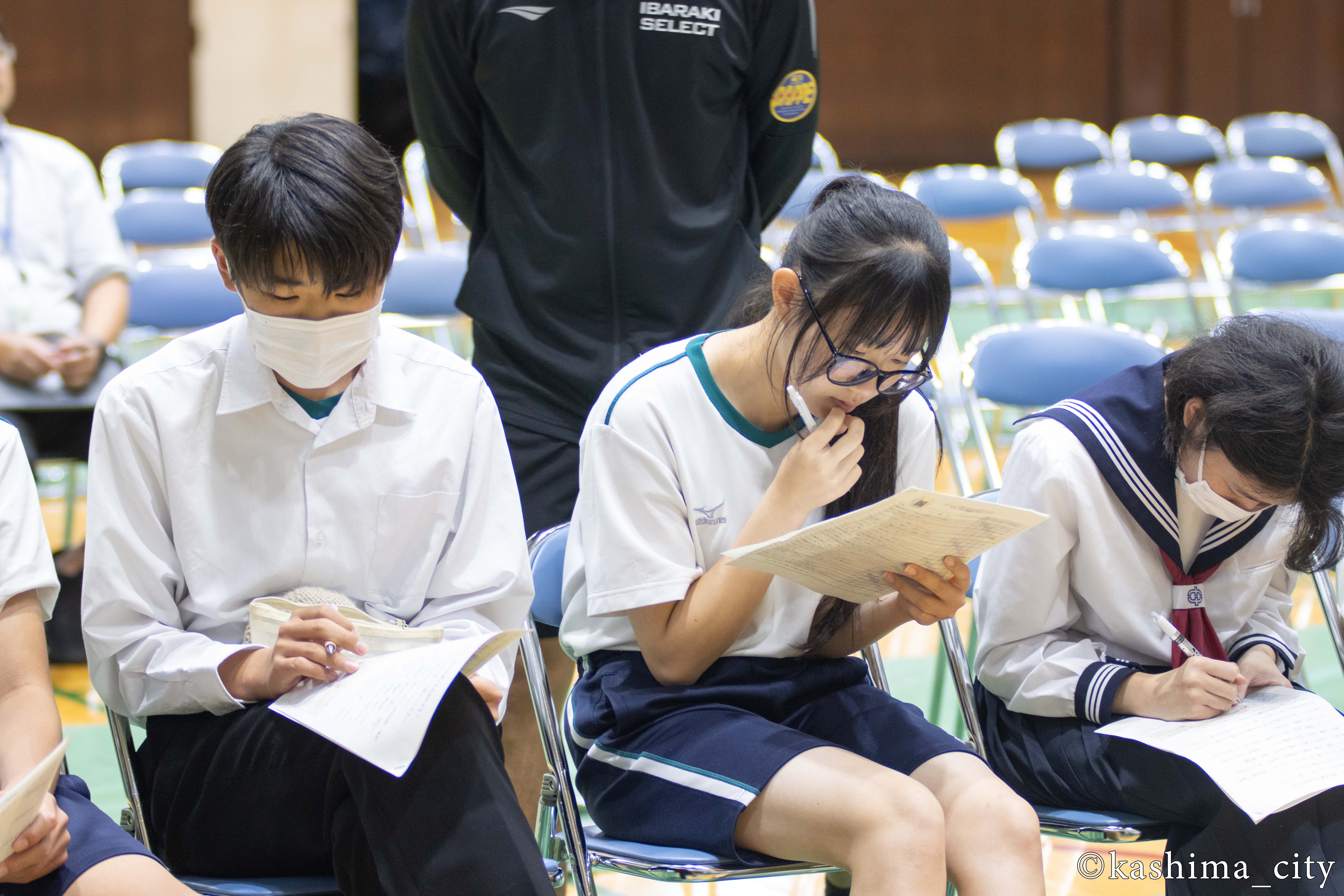 真剣に考える男子生徒と女子生徒