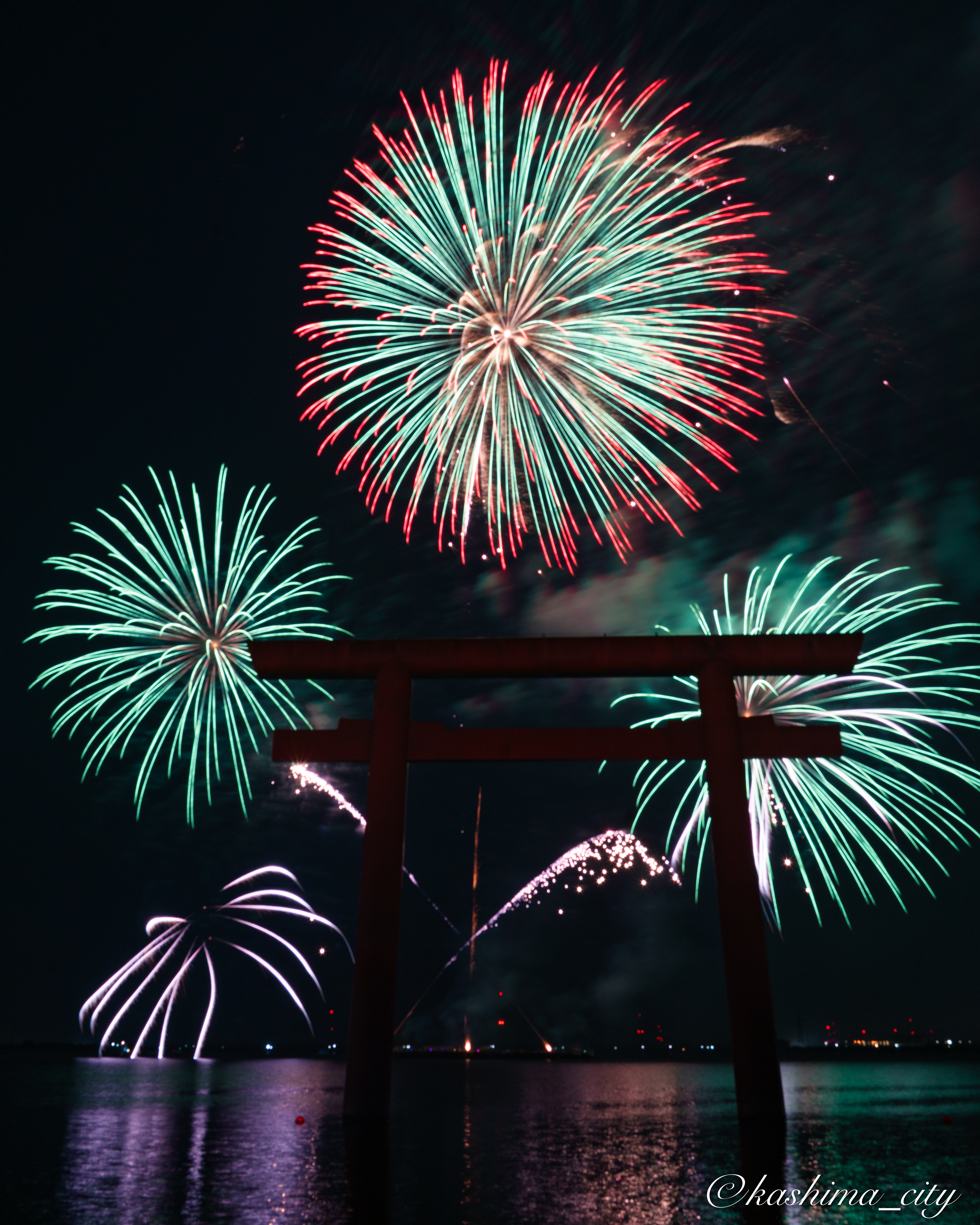 北浦の湖上に打ちあがる花火