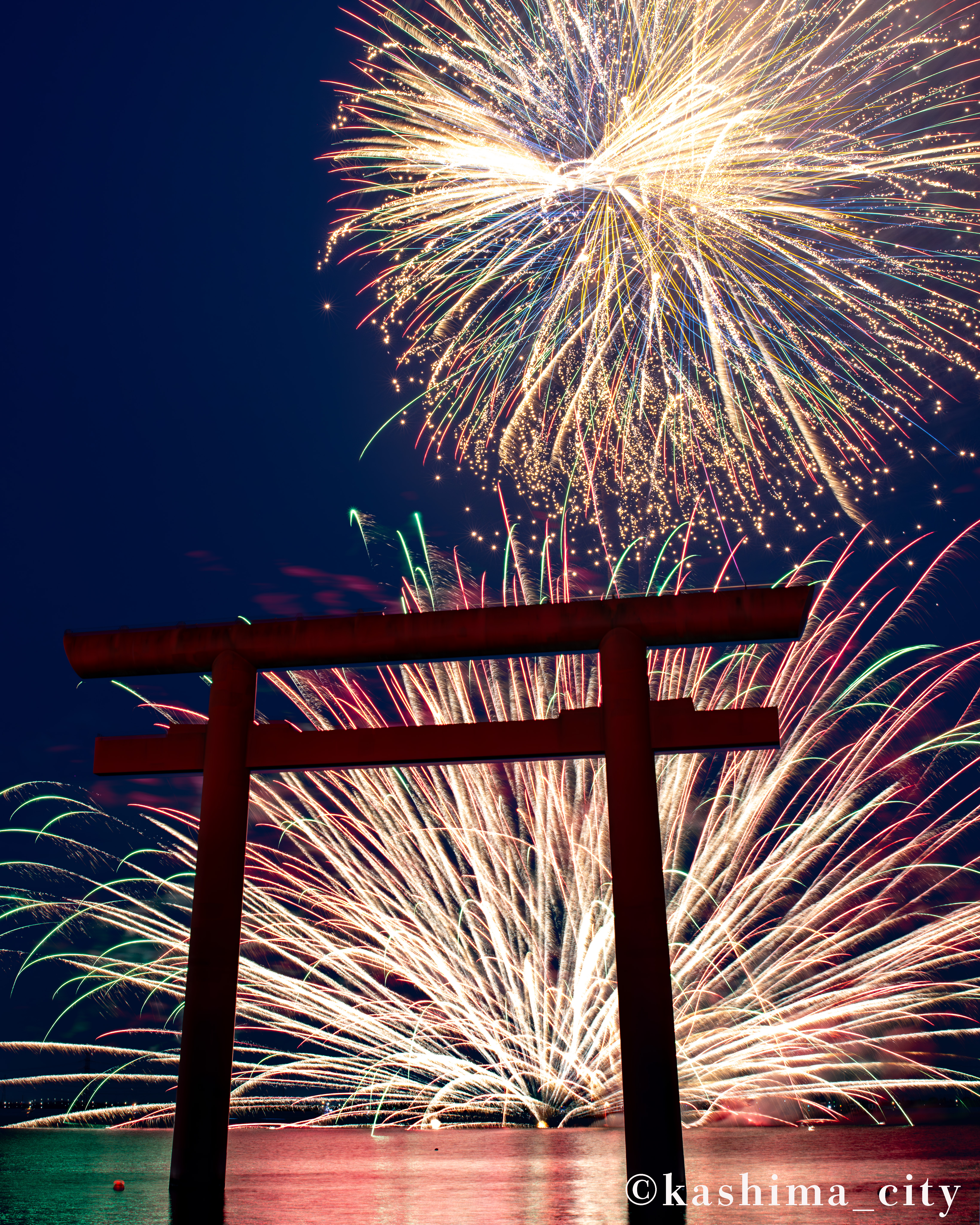 北浦の湖上に打ちあがる花火