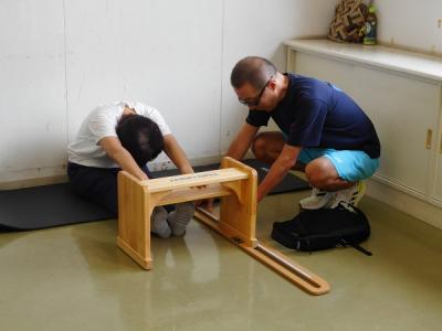 ぐっと前に体を伸ばす