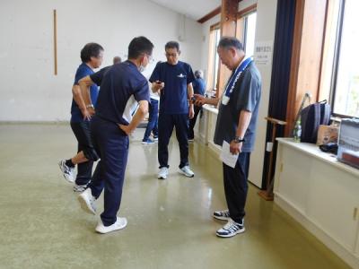 目を開けて何秒片足を上げていられるか時間を計る