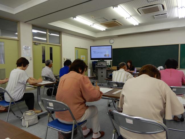 チェックシートに記入している参加者の写真