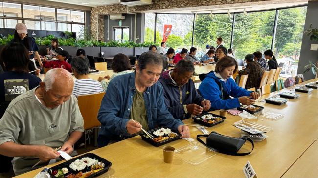 お弁当を食べる参加者の皆さん