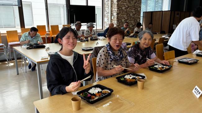 お弁当を食べている様子を撮影して笑顔の参加者の方々