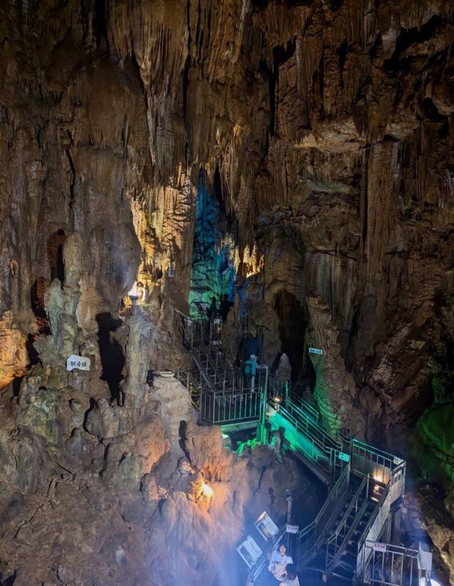 あぶくま洞最大のホール,滝根御殿の様子