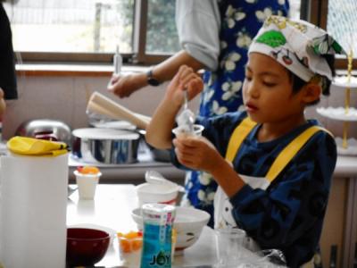真剣にヨーグルトを容器に盛り付け