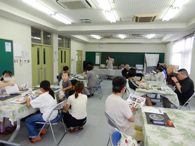 ガラスアートの説明をしている写真2